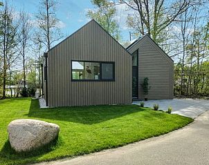 Vorderansicht des Ferienhauses in Oosterwolde, das sich durch moderne Architektur in Friesland auszeichnet.