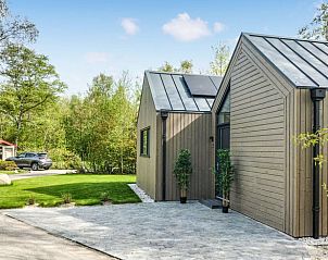 Picknicktisch am Wasser im Ferienhaus in Oosterwolde, ideal fr ein Essen im Freien in Friesland.