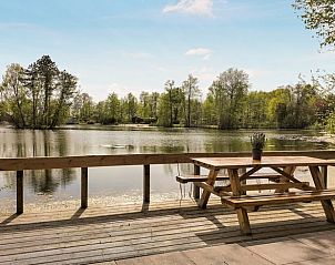 Schlafzimmer im Ferienhaus in Oosterwolde, mit natrlichem Licht in den friesischen Wldern.
