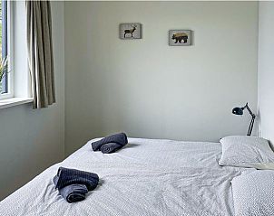 Terrasse mit Picknicktisch im Ferienhaus in Oosterwolde, mit Blick auf den See in Friesland.