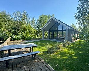 Picknicktafel bij Vakantiehuisje in Oosterwolde met uitzicht op de Friese bossen.