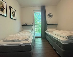 Comfortabele slaapkamer met twee bedden in Vakantiehuisje in Oosterwolde.