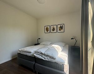 Uitzicht vanaf het terras van Vakantiehuisje in Oosterwolde op het meer in Friesland.