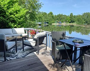 Terrasse mit Seeblick im Ferienhaus in Oosterwolde, Friesische Wlder, Friesland.