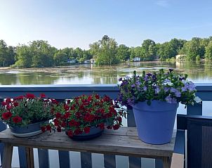 Blumen auf dem Balkon von Cottage in Oosterwolde, Ferienhaus in den friesischen Wldern.