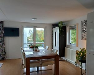 Essecke in einem hellen Zimmer des Huisje in Oosterwolde, Ferienhaus Friesland.