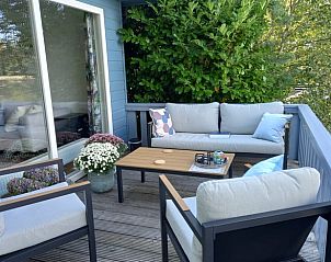 Gemtliches Wohnzimmer mit Aussicht in Cottage in Oosterwolde, Ferienhaus Friesland.