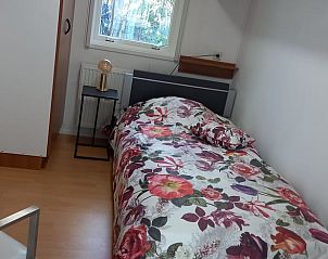 Hauptschlafzimmer mit Doppelbett im Ferienhaus in Oosterwolde, Friesische Wlder.
