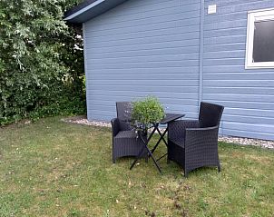 Essen im Freien im Garten von Cottage in Oosterwolde, Ferienhaus Friesland.