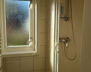 Modernes Waschbecken im Badezimmer des Ferienhauses in Oosterwolde, Ferienhaus Friesland.