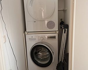 Toilette und Waschbecken im Ferienhaus in Oosterwolde, Ferienhaus in Friesland.