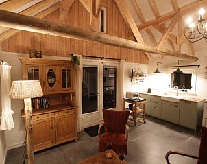 Woonkamer en keuken in Huisje in Haulerwijk, vakantiehuis in Friesland.