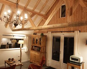 Houten interieur met kroonluchter in Huisje in Haulerwijk, vakantiehuis in de Friese bossen.