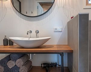 Stijlvolle wastafel in Huisje in Haulerwijk, vakantiehuis in de Friese bossen.