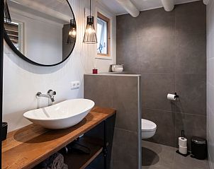 Ruime badkamer met douche in Huisje in Haulerwijk, vakantiehuis in Friesland.