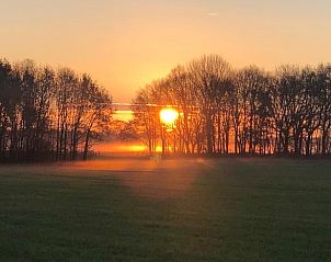 Adembenemende zonsondergang bij Huisje in Haulerwijk, vakantiehuis in de Friese bossen.