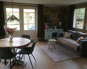 Gezellige binnenruimte van Vakantiehuisje in Haulerwijk, ideaal voor een ontspannen verblijf in Friesland.