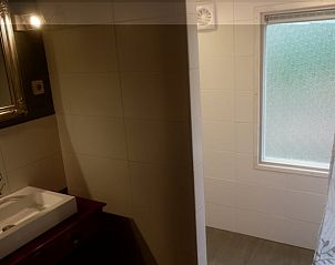 Stijlvolle badkamer in Vakantiehuisje in Haulerwijk, gelegen in de natuurlijke omgeving van Friesland.