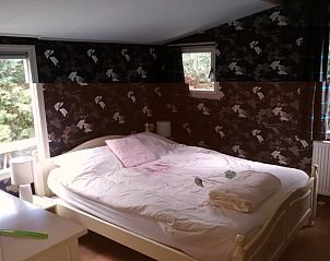 Ruime slaapkamer met tweepersoonsbed in Vakantiehuisje in Haulerwijk, ideaal voor een ontspannen vakantie in Friesland.