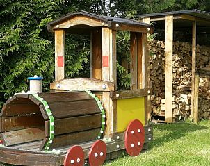 Rustieke vijver bij Vakantiehuisje in Haulerwijk, omringd door natuur in de Friese bossen van Friesland.