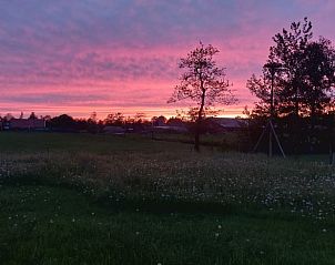Adembenemende zonsondergang bij Vakantiehuis in Haulerwijk, gelegen in de Friese bossen.