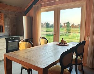 Eetkamer met uitzicht op de natuur in Vakantiehuis in Haulerwijk, Friese bossen.