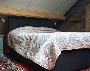Comfortabele slaapkamer in Vakantiehuis in Haulerwijk, ideaal voor ontspanning in Friesland.