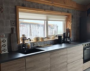 Moderne keuken in Vakantiehuis in Haulerwijk, omgeven door het natuurschoon van Friesland.