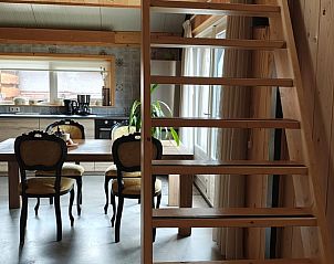 Trap naar bovenverdieping in Vakantiehuis in Haulerwijk, met uitzicht op Friese bossen.