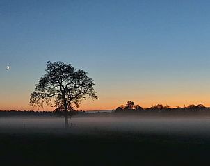 Mooie avondschemering bij Vakantiehuis in Haulerwijk, omgeven door Friese natuur.