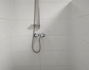 Minimalistische douche in Vakantiehuis in Haulerwijk, een oase van rust in Friesland.