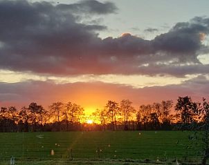 Spectaculaire zonsondergang bij Vakantiehuis in Haulerwijk, omgeven door natuur in Friesland.