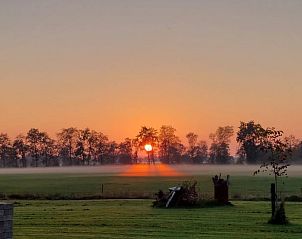Zonsopgang over de velden bij Vakantiehuis in Haulerwijk, een serene ochtend in Friesland.