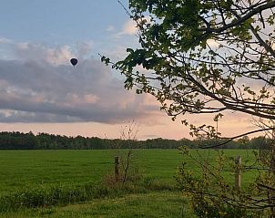 Luchtballon boven de velden nabij Vakantiehuis in Haulerwijk, Friese bossen.
