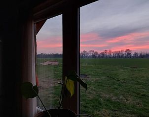 Uitzicht op de avondhemel vanuit Vakantiehuis in Haulerwijk, gelegen in Friesland.