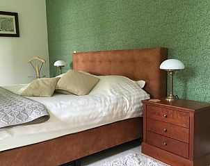 Stijlvolle slaapkamer in Huisje in Boijl, vakantiehuis in Friese bossen, Friesland.