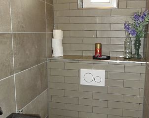 Stijlvolle badkamer in Huisje in Boijl, vakantieverblijf in de Friese bossen.