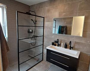 Luxe badkamer met douche in Huisje in Boijl, vakantieverblijf in Friesland.