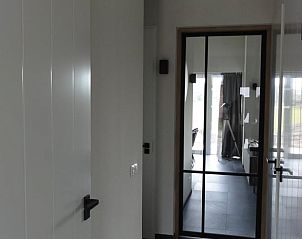 Inkomhal met glazen deur in Huisje in Boijl, vakantieverblijf in Friesland.