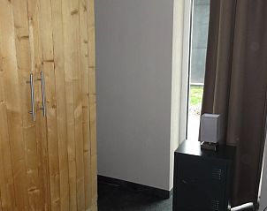 Kast en raam in slaapkamer van Huisje in Boijl, vakantiehuis in Friesland.