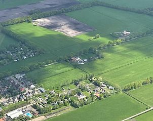 Luchtfoto van de omgeving van Huisje in Boijl, vakantieverblijf in Friesland.