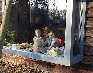 Kinderen spelen binnen bij Vakantiehuisje in Boijl, een gezellig familieverblijf in Friesland.