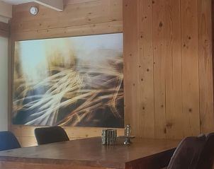 Eetkamer met kunst aan de muur in Vakantiehuisje in Boijl, een sfeervolle plek in Friesland.