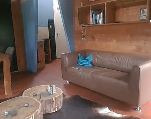 Comfortabele woonkamer in Vakantiehuisje in Boijl, een ideale plek voor ontspanning in Friesland.