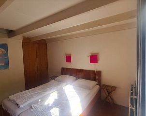 Slaapkamer in Vakantiehuisje in Boijl, met natuurlijke lichtinval en rustgevende sfeer in Friesland.