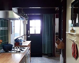 Keuken met landelijke stijl in Huisje in Boijl, Friese bossen.