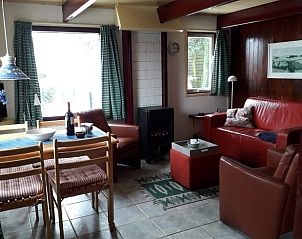 Eet- en zithoek in Huisje in Boijl, vakantiehuis in Friese bossen.