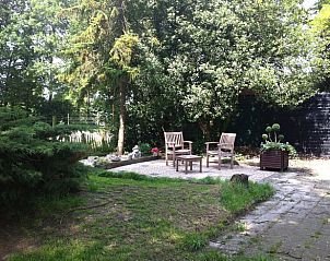 Rustige zithoek in tuin van Huisje in Boijl, Friesland.