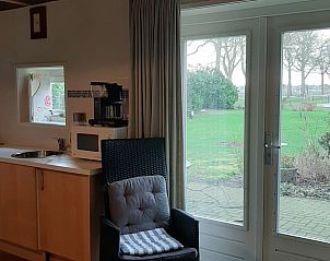 Gezellige keuken in Vakantiehuis in Boijl, Friese bossen met uitzicht op de tuin.