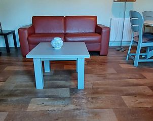 Comfortabele woonkamer in Vakantiehuis in Boijl, Friesland met houten vloer.